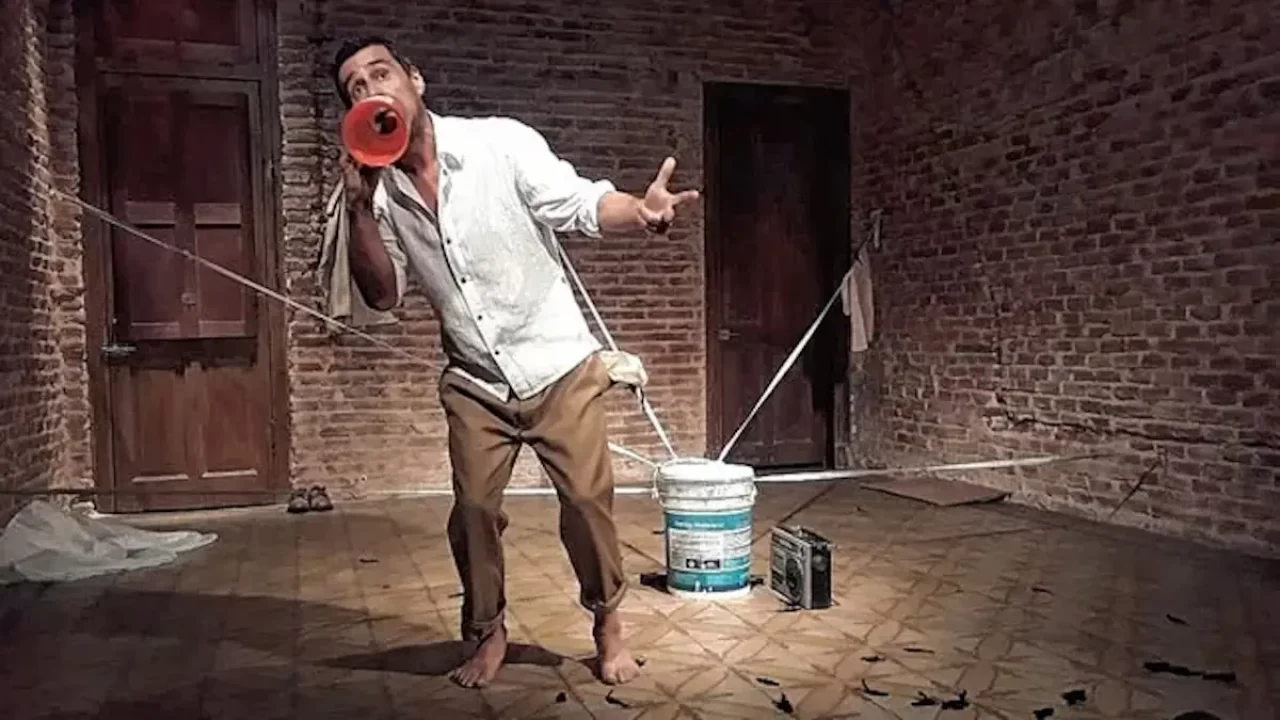 Un albañil, una puerta cerrada y toda una vida por reconstruir: llega “Al borde del andamio” a Pueblo Viejo