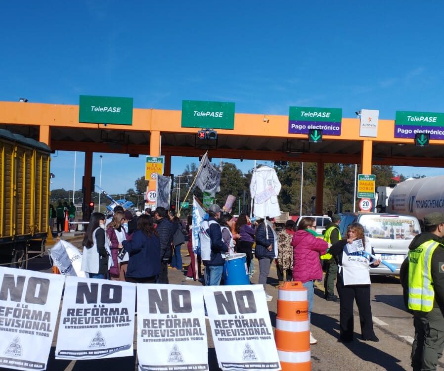 Gremios estatales y jubilados realizaron una protesta en el peaje de Yeruá por la reforma de IOSPER y los despidos