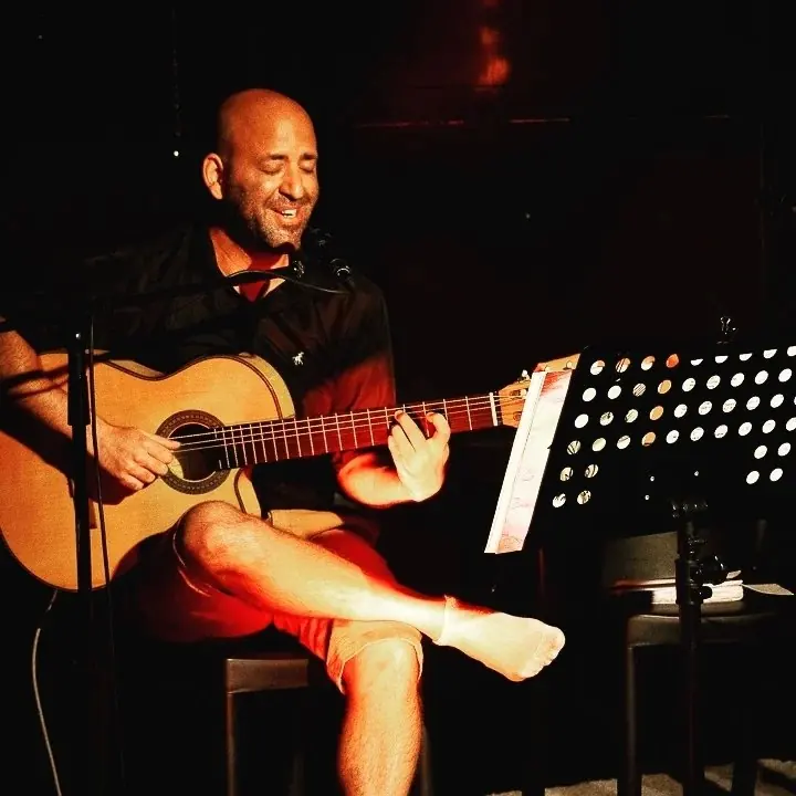 Lucas Salvarrey se presentará en La Librería de Babel con una nueva edición de “Música para compartir”