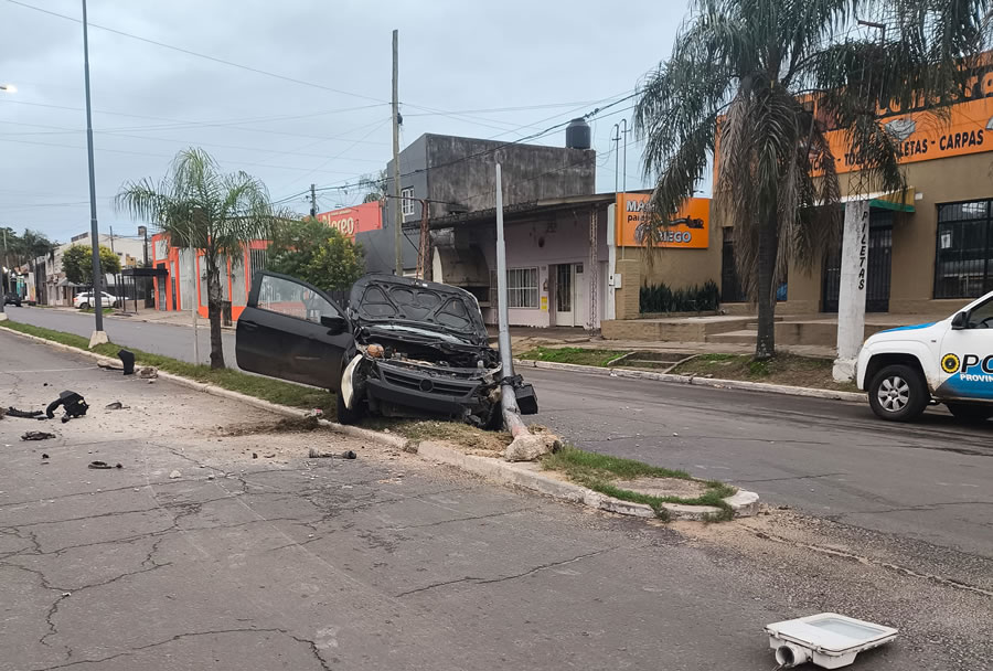 Perdió el control de una camioneta y chocó contra una columna en avenida San Lorenzo