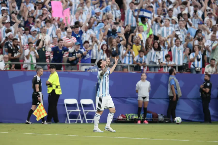 Argentina le ganó 3 a 0 a Argelia con tres goles de Lionel Messi