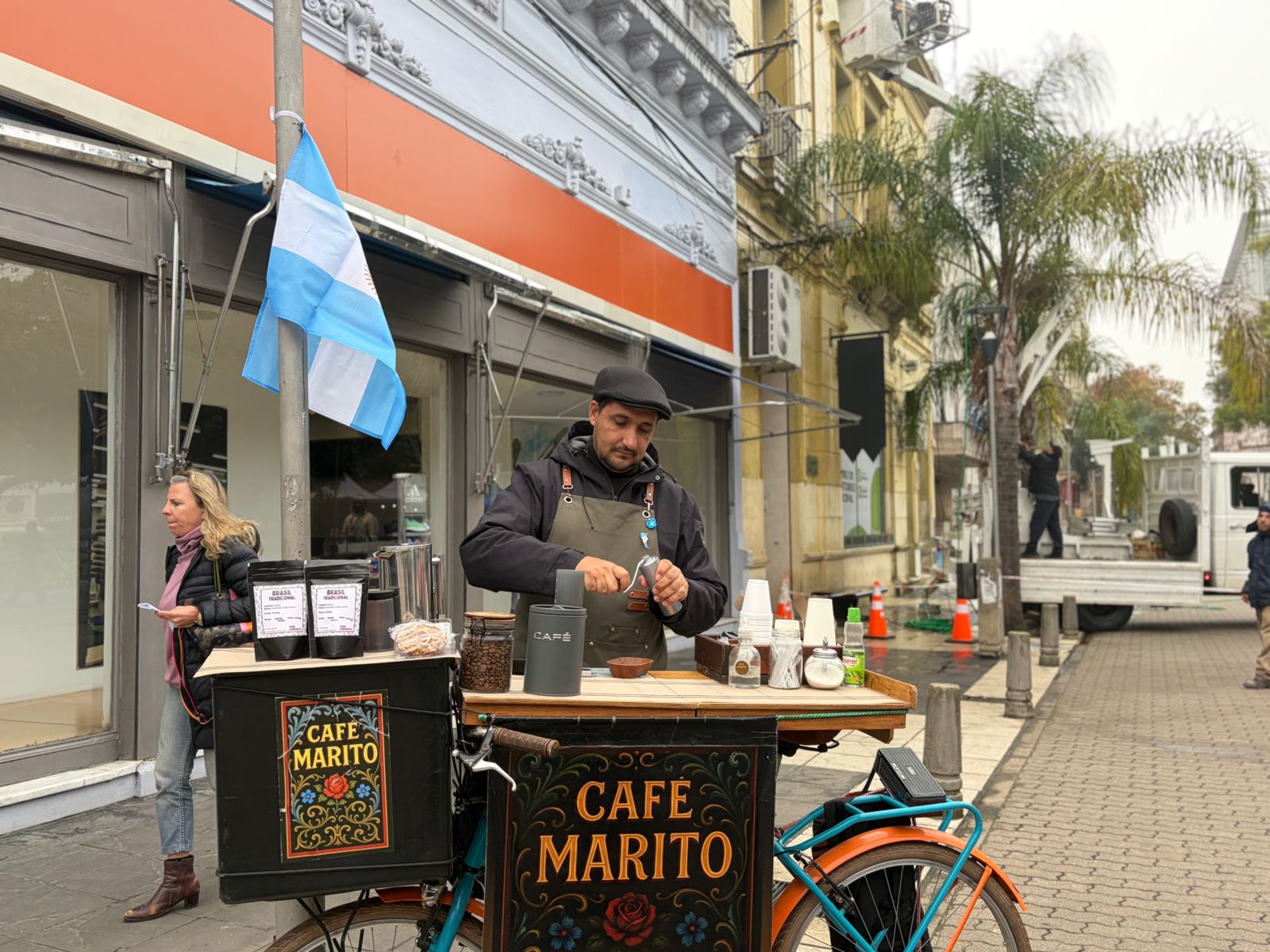 De músico callejero a emprendedor: la historia de Marito Café, quien conquistó la Plaza 25 de Mayo con su carrito de especialidad