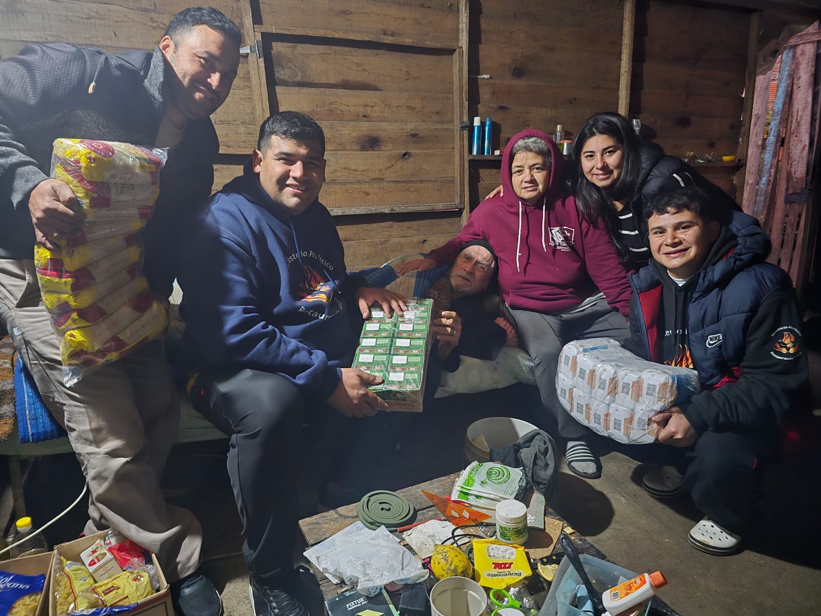 «Si estuviéramos en su lugar, ¿quién nos ayudaría?»: La iniciativa solidaria de Cristian Acosta acompañando a quienes más lo necesitan