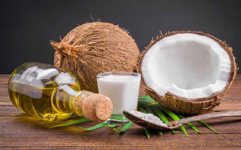 Adiós a los tratamientos químicos invasivos: tres gotas de aceite de coco al día bastan para rescatar la piel deshidratada por el sol y la humedad