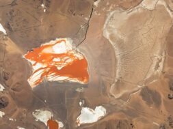 cientificos-de-la-nasa-descubrieron-una-misteriosa-mancha-naranja-a-4300-metros-en-sudamerica-que-es-QHTHRZCDVZC7JARUYML5EKGADI