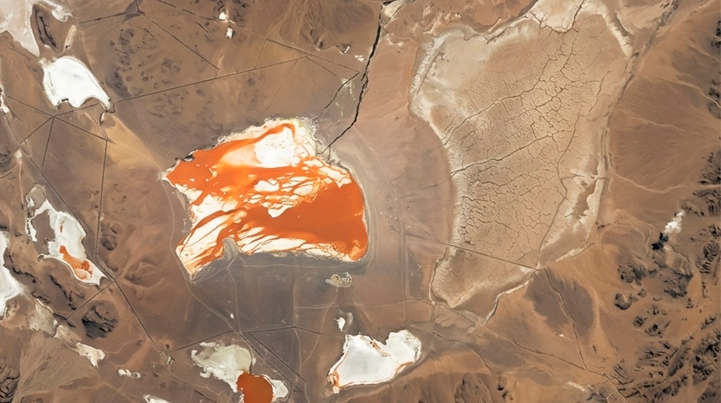 La NASA detectó una extraña mancha naranja en Sudamérica y buscan explicar su origen