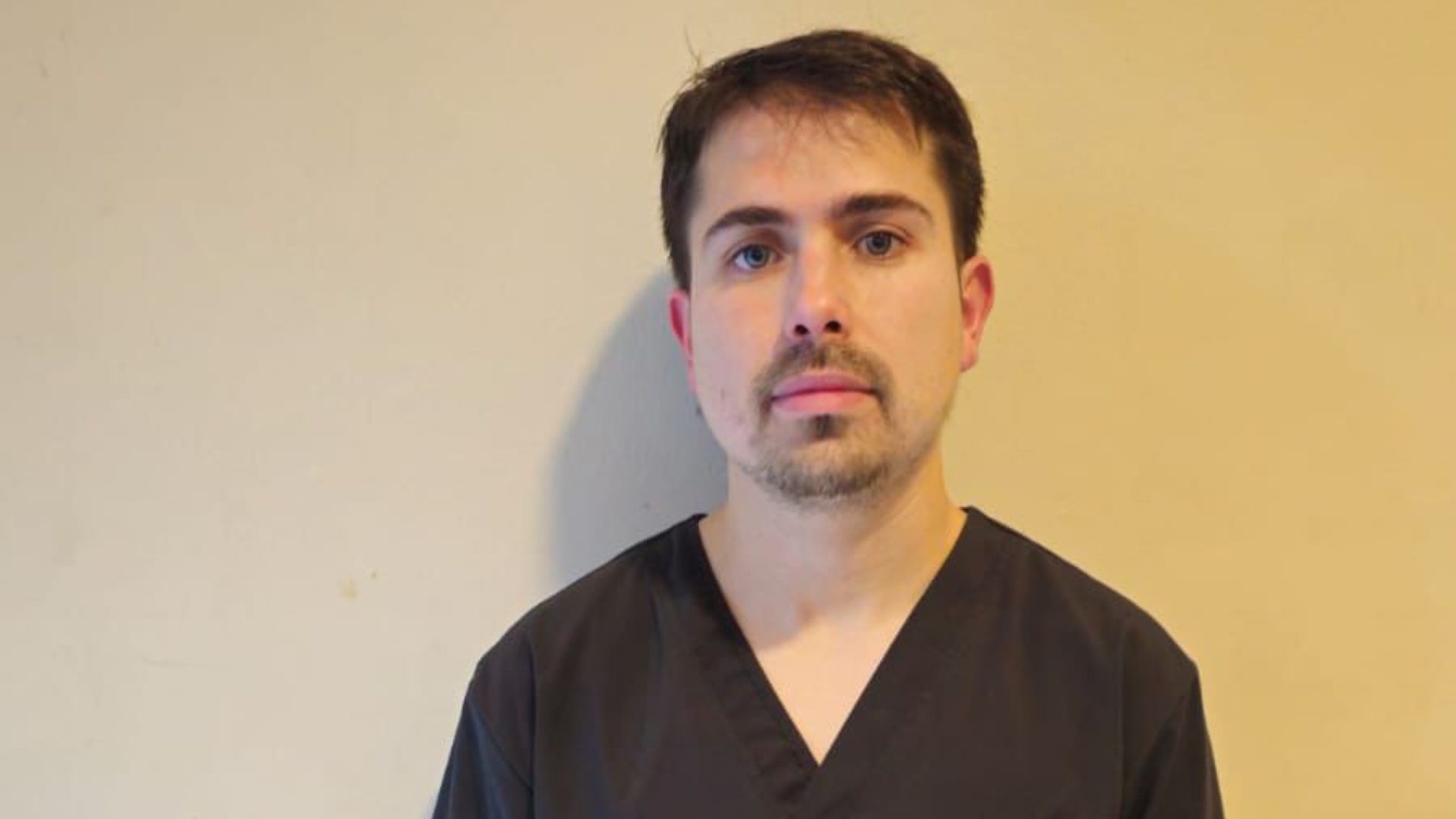 Despejando dudas con el kinesiólogo Santiago Barboza: ¿por qué cada vez más jóvenes sufren dolores de cuello y espalda?