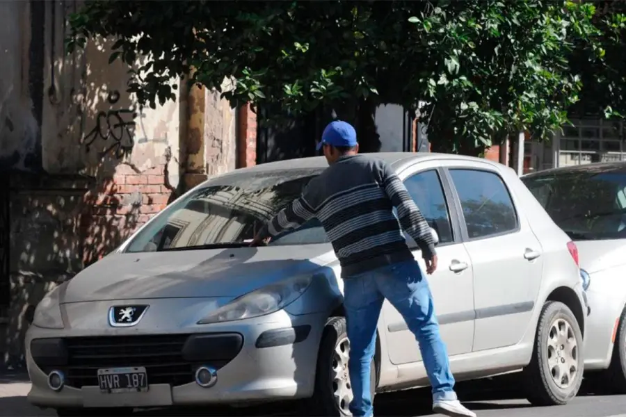 Santa Fe: Diputados aprobó cambios a la ley contra cuidacoches y el proyecto vuelve al Senado