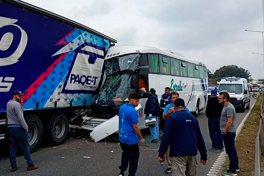 Colectivo de Concordia chocó contra un camión en la Ruta 9: hay más de una docena de heridos