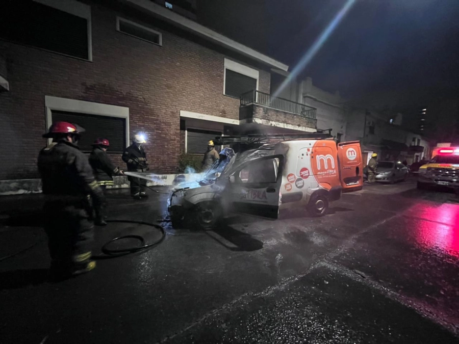 Se incendió una camioneta de Megacable en pleno centro de Concordia y sufrió pérdidas totales