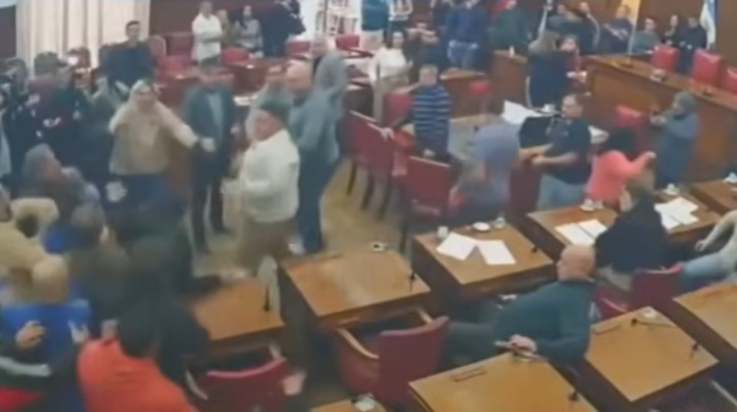 Pelea en el Concejo Deliberante de Mar del Plata: taxistas y choferes de aplicaciones se agarraron a trompadas