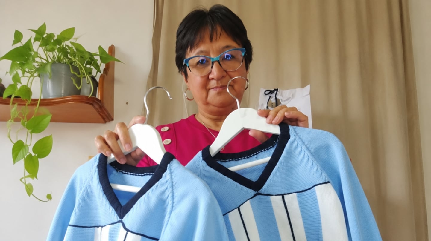 Tejió pulóveres personalizados para que sus nietos alienten a la Selección y ahora tiene la agenda completa por meses