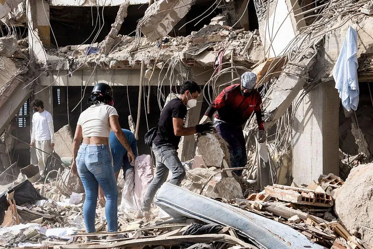 «Hay olor… ya se están sintiendo los fallecidos»: la desolación en La Guaira mientras esperan más ayuda en medio de la devastación tras el doble terremoto en Venezuela