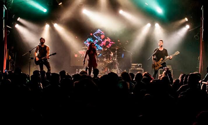 Tres bandas y una feria cultural: La Cigarrera propone una noche de música en vivo y encuentro artístico