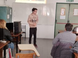 joaquin-dando-una-charla-sobre-la-carrera-a-los-ingresantes-foto-gentileza-joaquin-munoz-E2UZTGJJXRHN7DS3MS6WJVEKVE