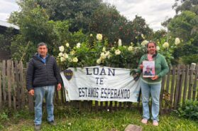 josue-y-maria-en-el-patio-de-su-casa-tienen-una-bandera-colgada-con-el-mensaje-loan-te-estamos-esperando-foto-tn-CA3DRA35QFCOPPMCKFV3GUCXKA