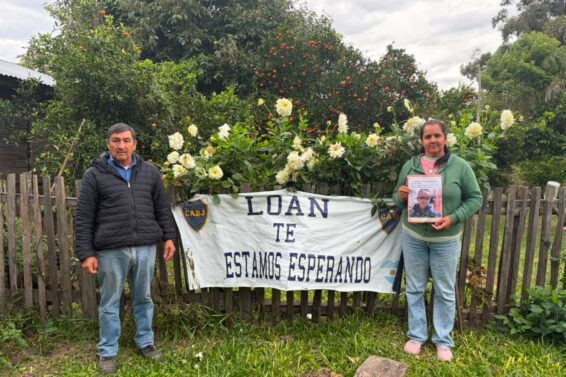 josue-y-maria-en-el-patio-de-su-casa-tienen-una-bandera-colgada-con-el-mensaje-loan-te-estamos-esperando-foto-tn-CA3DRA35QFCOPPMCKFV3GUCXKA
