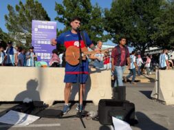 matias-maravillo-a-los-fanaticos-de-la-seleccion-argentina-en-estados-unidos-con-sus-canciones-de-rock-nacional-foto-daniela-lichinizertn-SPMWYRZMZVDW3J6ZAZXV6YKLZA