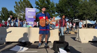 matias-maravillo-a-los-fanaticos-de-la-seleccion-argentina-en-estados-unidos-con-sus-canciones-de-rock-nacional-foto-daniela-lichinizertn-SPMWYRZMZVDW3J6ZAZXV6YKLZA