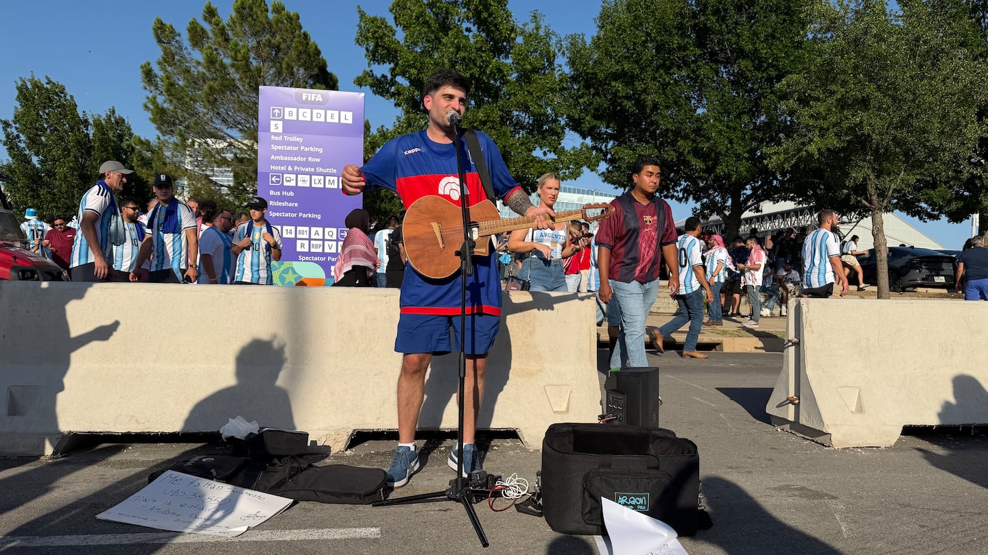 Fue de San Isidro al Mundial con su guitarra, hizo un cartel con una frase inesperada y logró que todos se frenaran a escucharlo