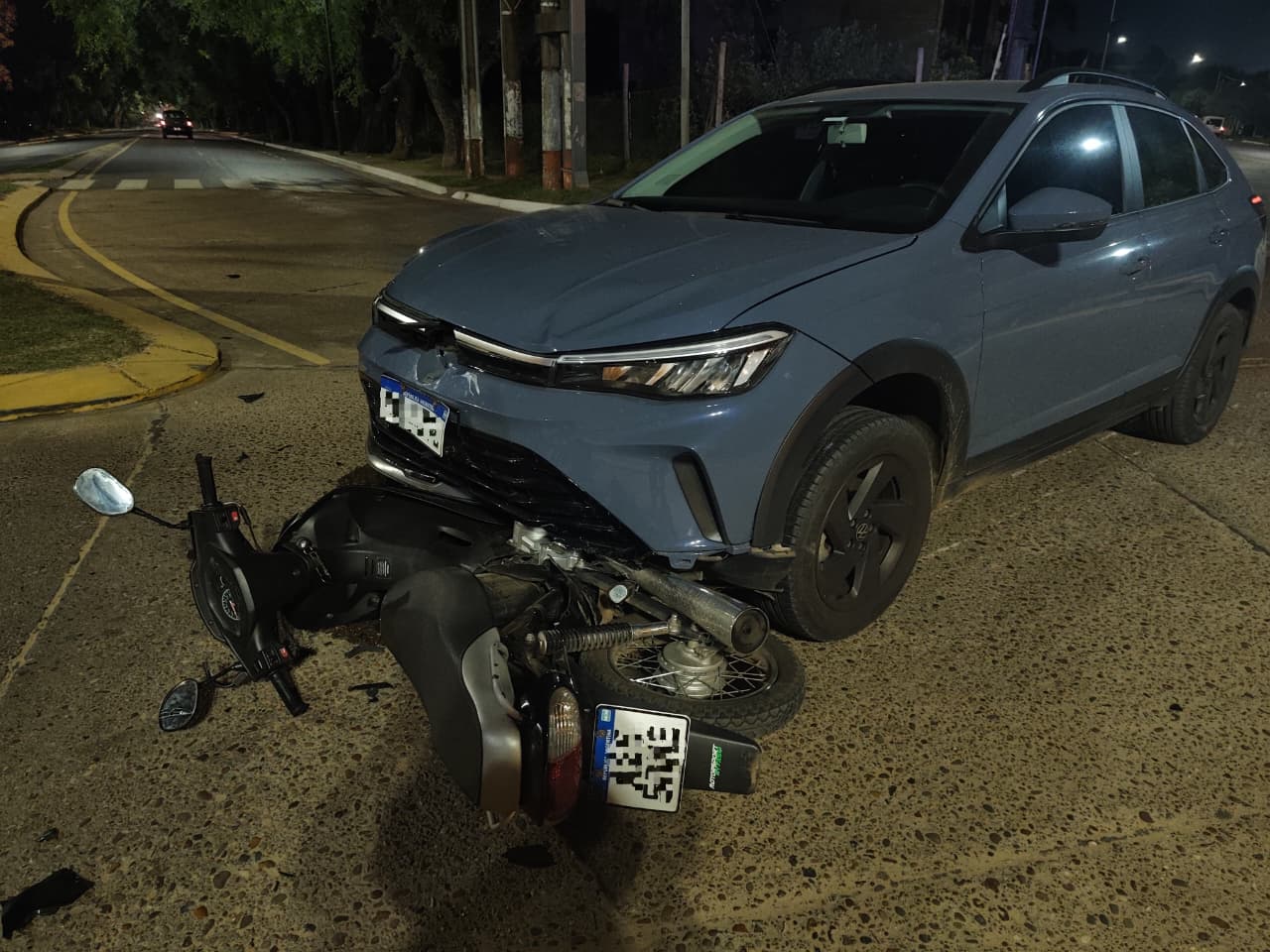 Motociclista herido tras chocar con un automóvil en la rotonda de Yoya y Salto Uruguayo