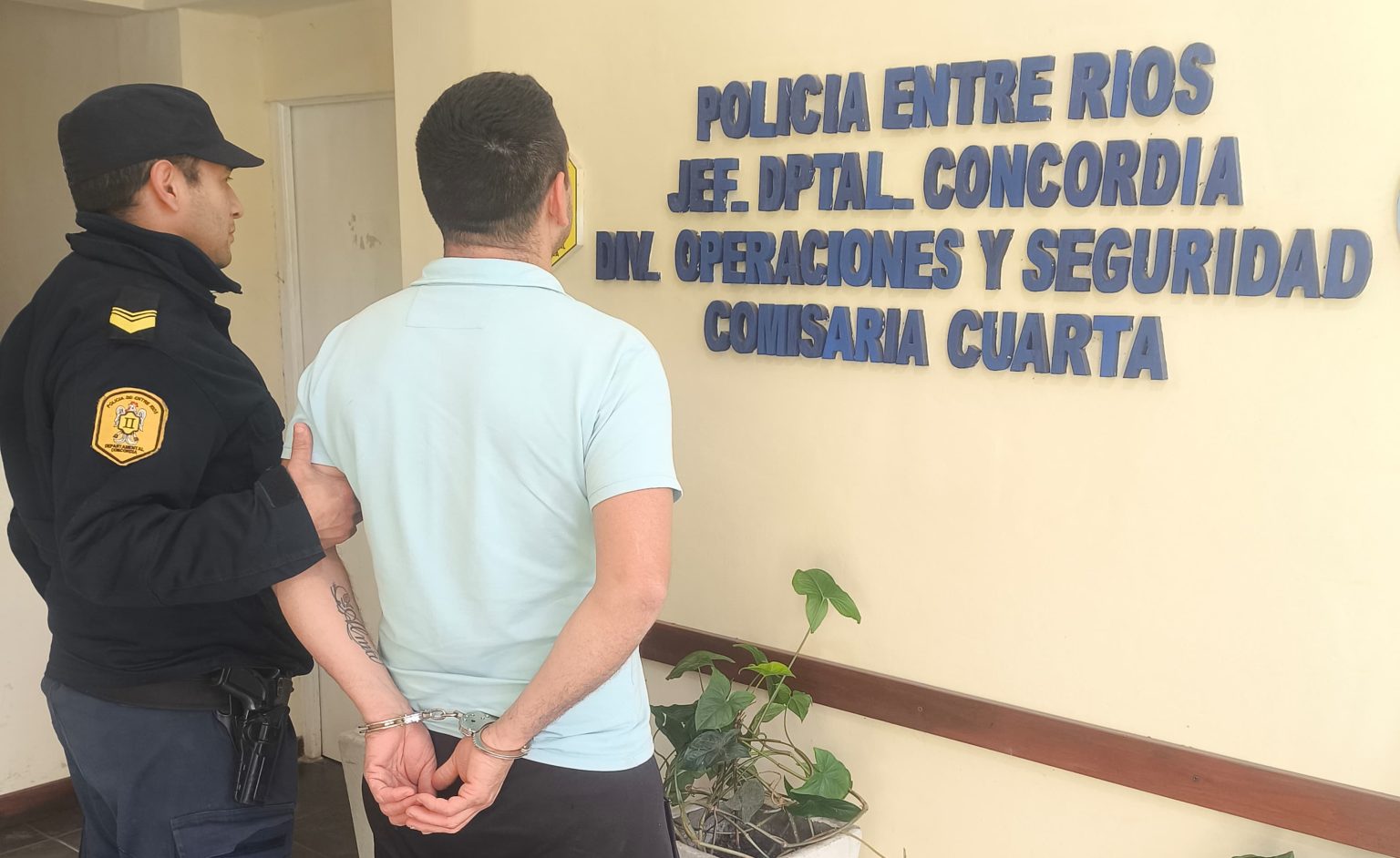 Detuvieron a un hombre que golpeó, amenazó con una cuchilla y le rompió el celular a su pareja