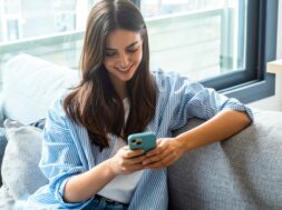 por-que-la-distraccion-con-el-celular-cambia-la-forma-en-que-los-adolescentes-construyen-el-apego-foto-adobe-stock-TGOJWWJASVG47CJZU6VEGESNMI