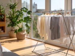 por-que-recomiendan-dejar-espacio-entre-las-prendas-foto-adobe-stock-CIQ4RVZRFNH4ZESR3HG562PHTQ