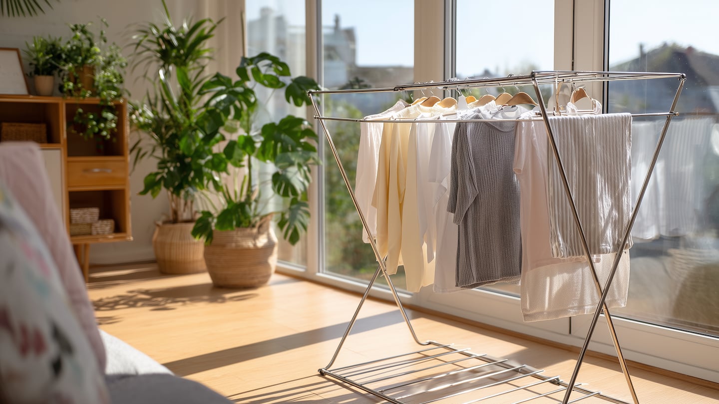 El error que casi todos cometen al tender la ropa en invierno, según expertos en limpieza