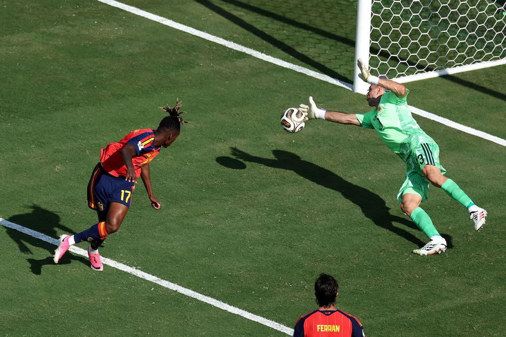 Emiliano Martínez se consagró como el arquero con más atajadas una final de Copa del Mundo