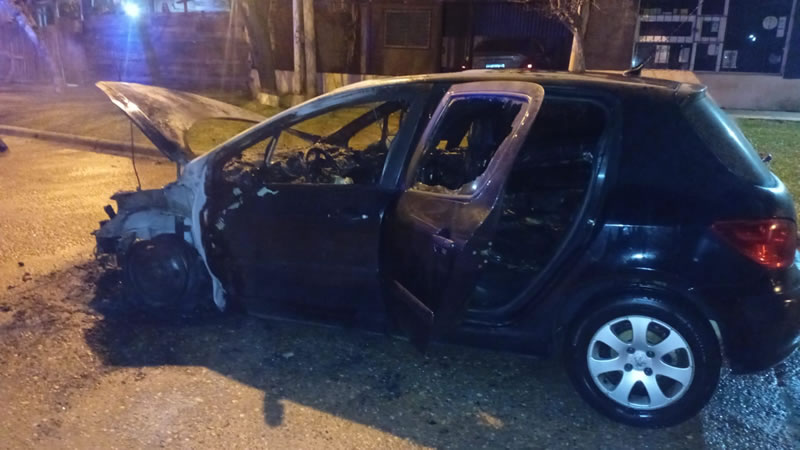Un auto sufrió un incendio mientras circulaba por calle