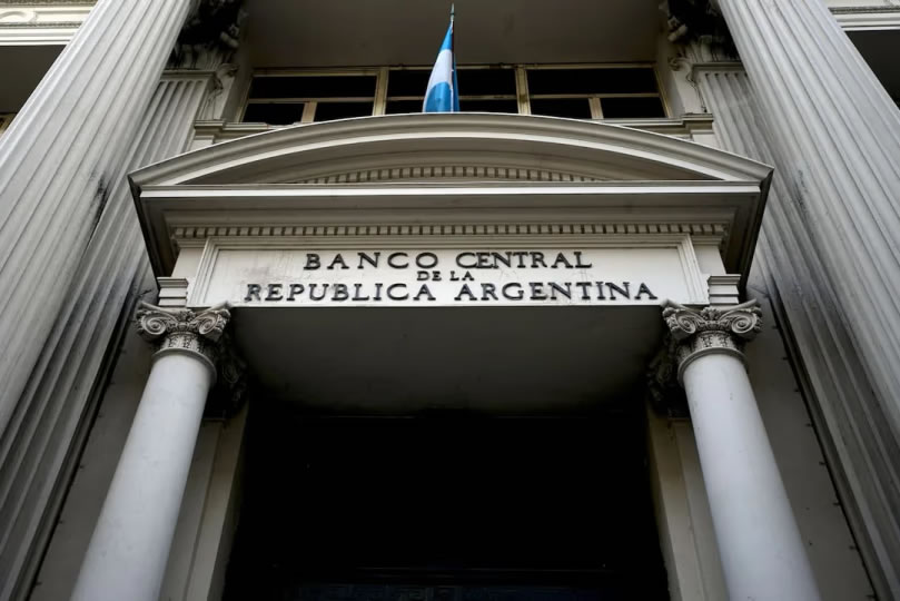 El Banco Central habilitó cuentas sueldo en dólares para pagar salarios