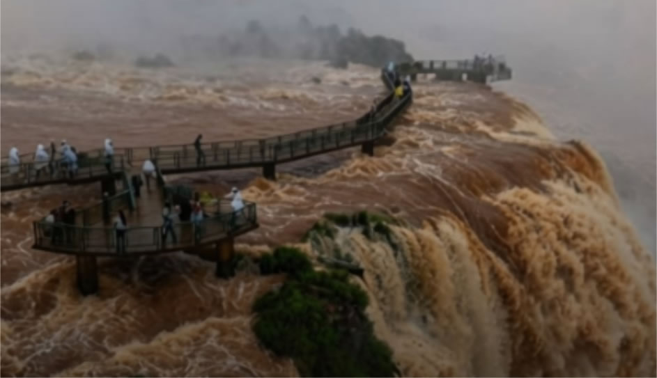 Cataratas del Iguazú presenta un extraordinario caudal por las lluvias caídas en Brasil