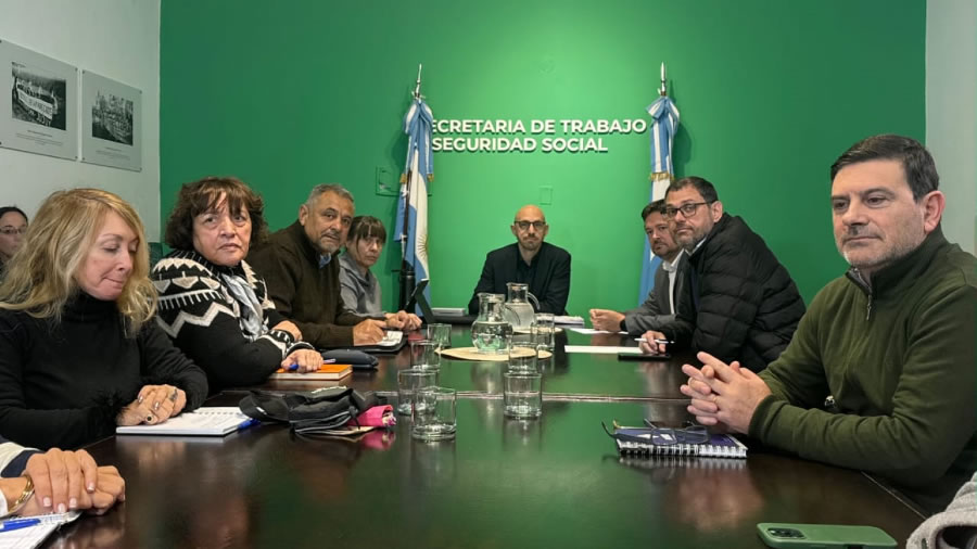 El gobierno mejoró la propuesta a los estatales y anunció que liquidará los haberes de julio con aumento del 3 por ciento