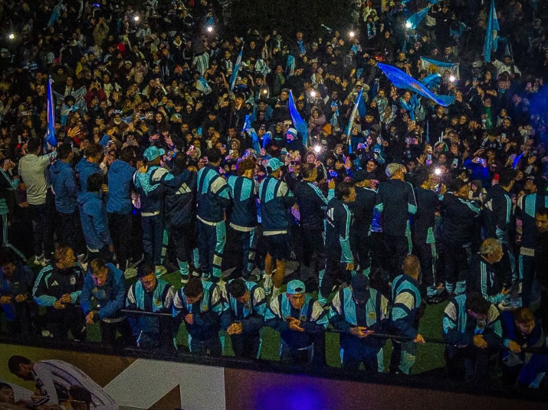 Una multitud recibió en Ezeiza al seleccionado argentino de fútbol tras el subcampeonato mundial