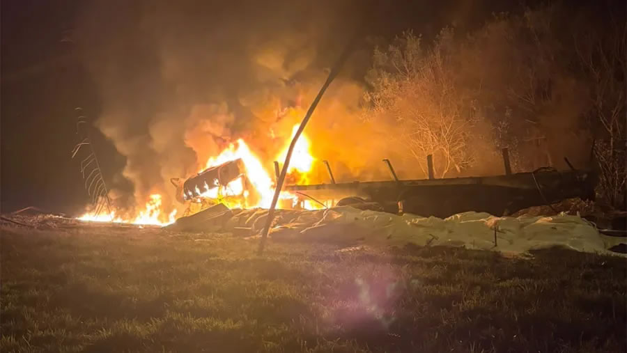 Grave accidente en el puente General Urquiza: un camión cayó al vacío y se incendió por completo