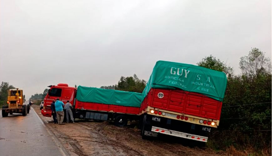 Un camión despistó en la Ruta 4 tras una falla mecánica y el conductor salió ileso