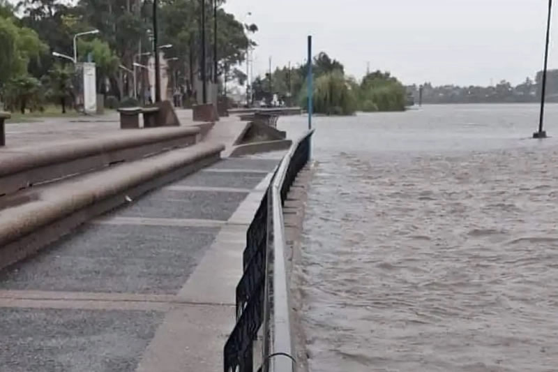 La creciente del río Uruguay obliga a reforzar las medidas de prevención en la Costanera