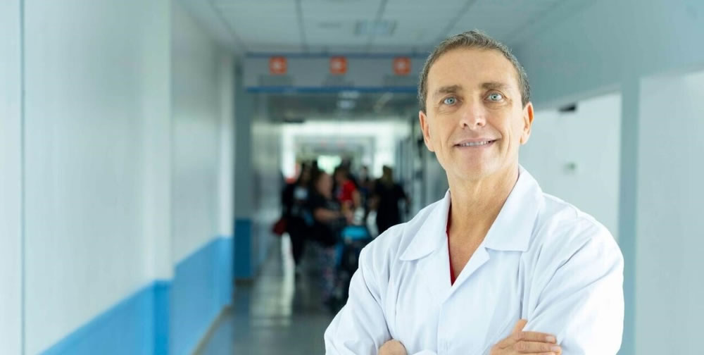 Cómo es la cirugía más compleja del mundo y quién es el único médico que la hace en un hospital público