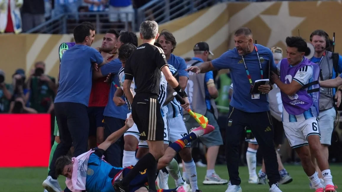 Escándalo tras la final del Mundial: pelea entre jugadores de Argentina y España y roja para Paredes