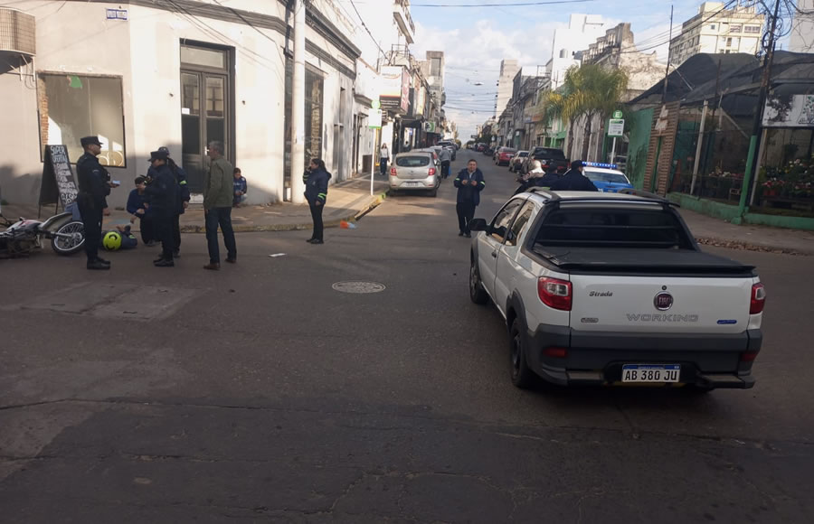 Agente de Tránsito resultó herido tras chocar con una camioneta en pleno centro
