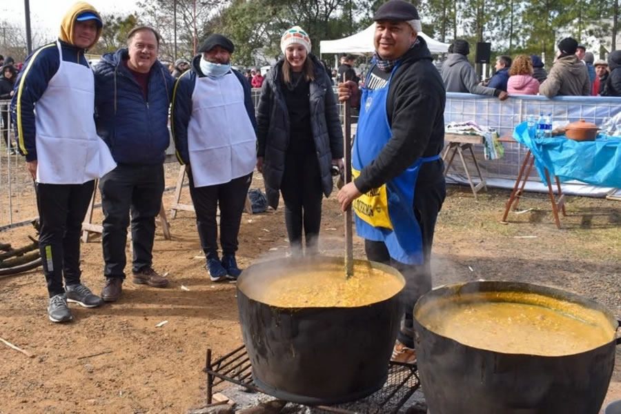 Diez equipos de cocineros buscarán consagrarse con el mejor locro de la región