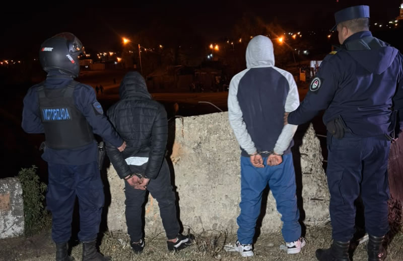 Detuvieron a dos jóvenes que intentaron deshacerse de cocaína al ver a la Policía