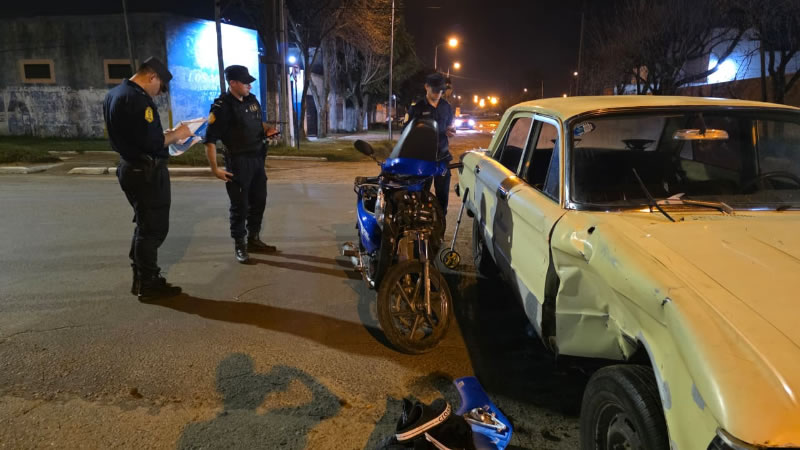Dos jóvenes hospitalizados tras un choque entre un auto y una moto en avenida Illia