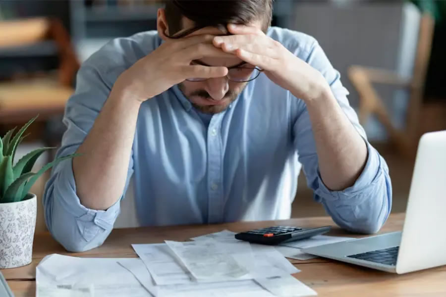 Advierten que las cuotas de los créditos ya no se licúan con la inflación y pesan más en el salario