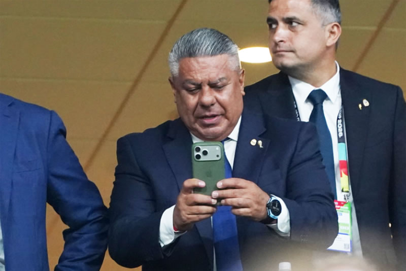 El FBI demoró a Claudio «Chiqui» Tapia y le incautó sus celulares antes de regresar a la Argentina