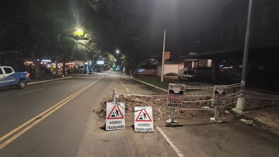 Motociclista sufrió una fractura tras chocar contra un montículo de tierra en avenida Eva Perón