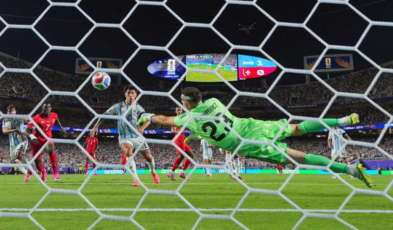 «Dibu» Martinez va por otro récord: Ante Inglaterra será el arquero argentino con más partidos en la historia de los mundiales