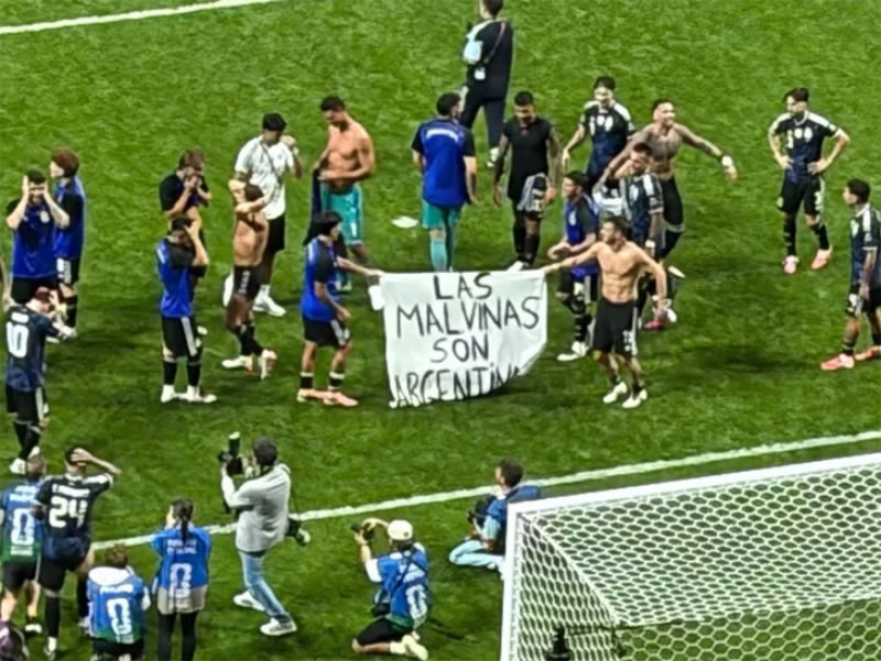 «Las Malvinas son argentinas»: la bandera en el festejo de la Selección ante Inglaterra