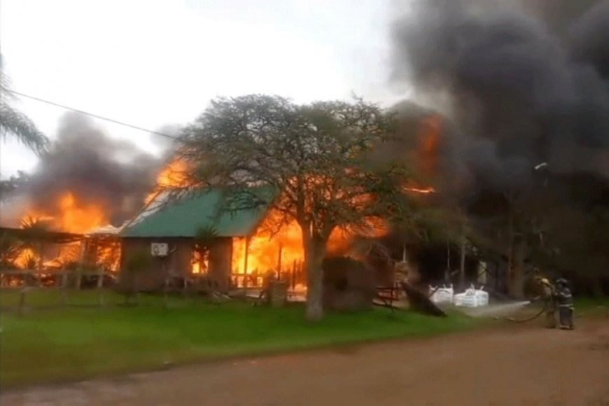 Voraz incendio destruyó un complejo de cabañas sobre la ruta 135 en Colón